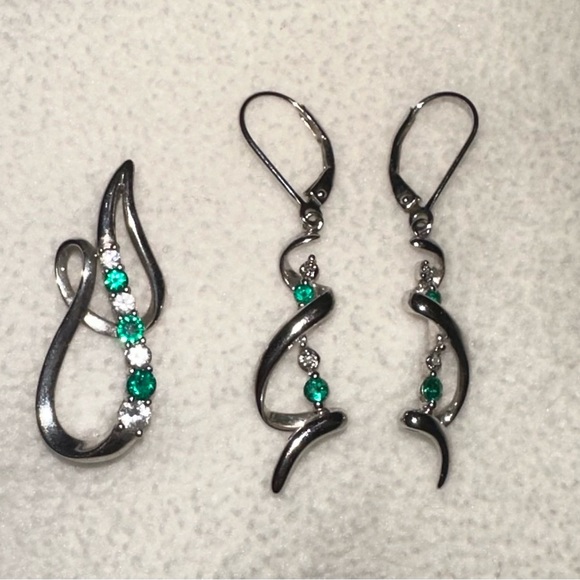 Sterling silver with emeralds and white sapphires pendant and earring set - Picture 1 of 3